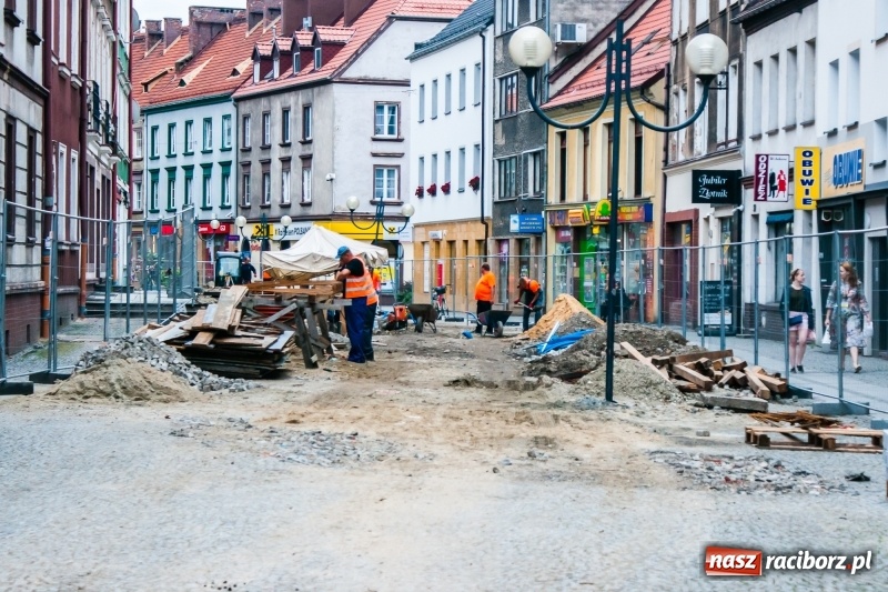Zdjęcie w galerii na portalu naszraciborz.pl: Raciborska starówka zaczyna falować, czyli ulica Długa w remoncie wiadomości z regionu