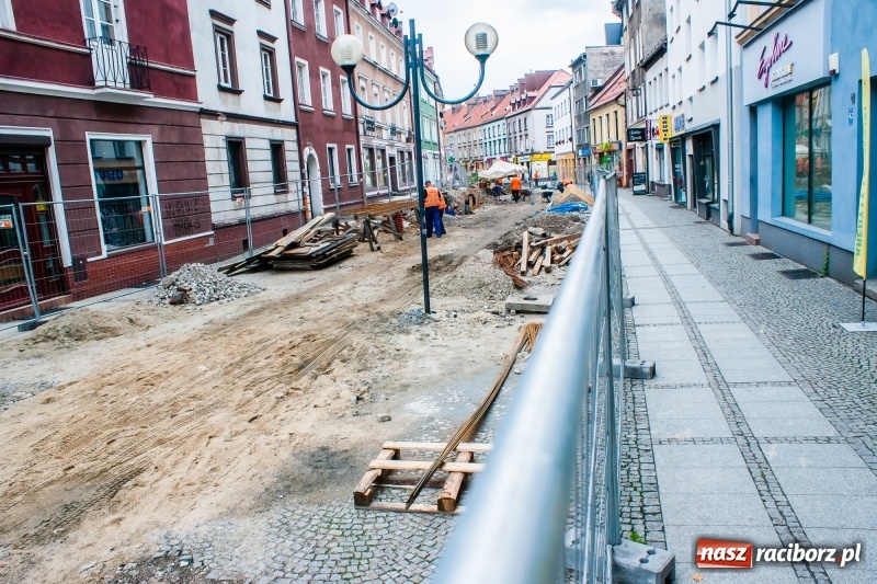 Zdjęcie w galerii na portalu naszraciborz.pl: Raciborska starówka zaczyna falować, czyli ulica Długa w remoncie wiadomości z regionu