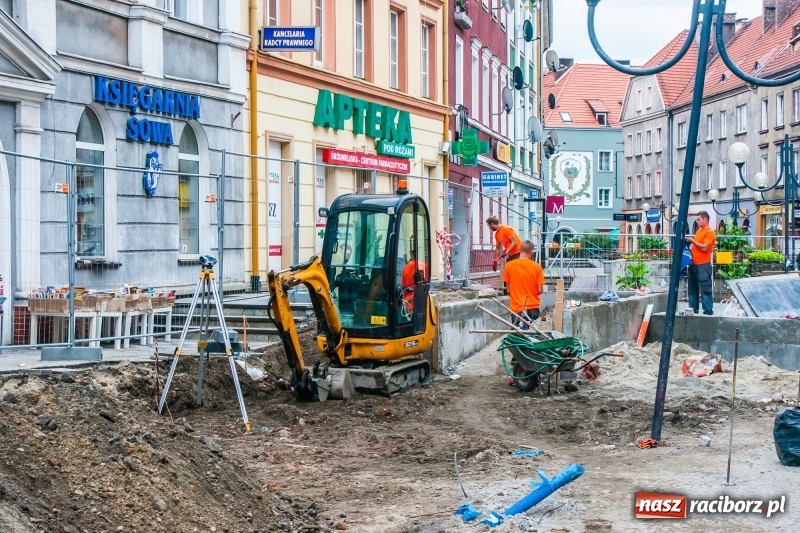 Zdjęcie w galerii na portalu naszraciborz.pl: Raciborska starówka zaczyna falować, czyli ulica Długa w remoncie wiadomości z regionu