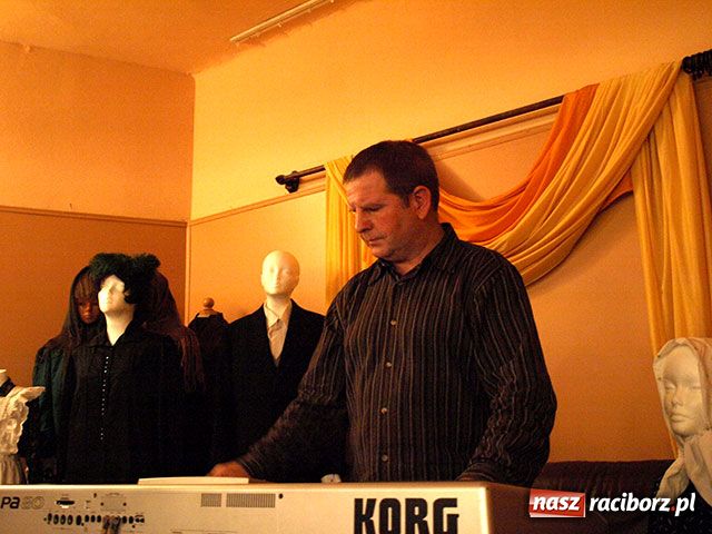 Zdjęcie w galerii na portalu naszraciborz.pl: Cyganki podbiły Roszków wiadomości z regionu