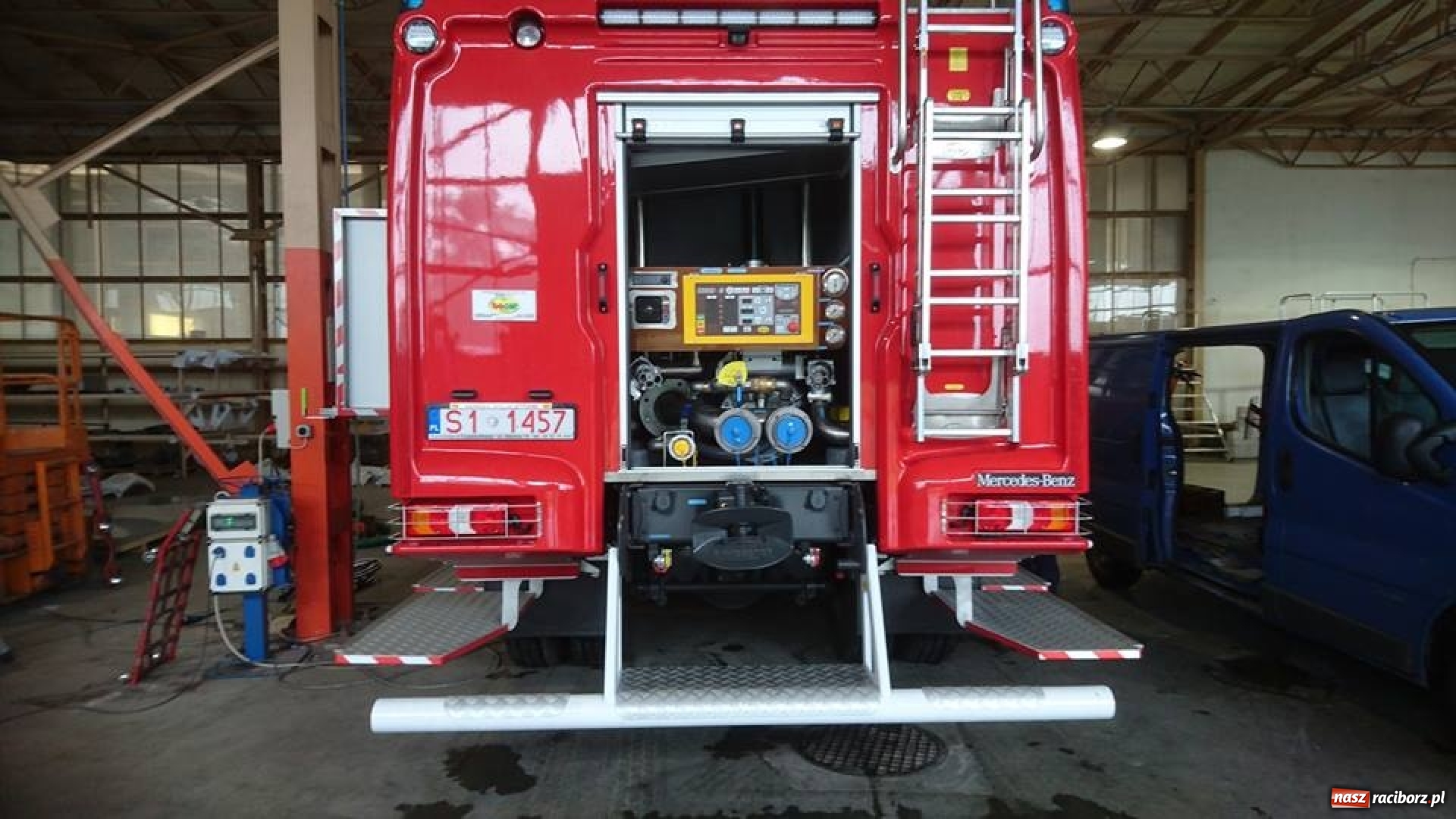 Zdjęcie w galerii na portalu naszraciborz.pl: Druhowie z Kuźni Raciborskiej przesiadają się do nowego mercedesa  wiadomości z regionu