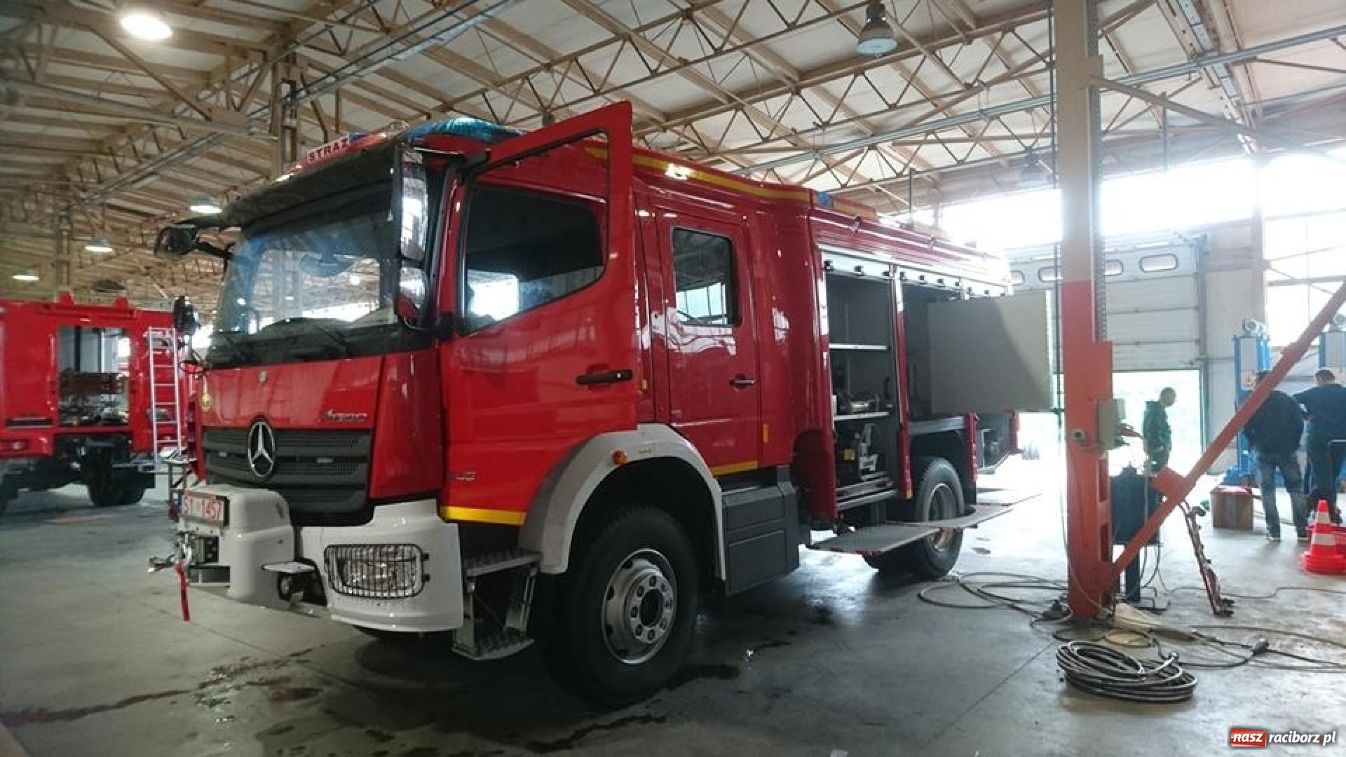 Zdjęcie w galerii na portalu naszraciborz.pl: Druhowie z Kuźni Raciborskiej przesiadają się do nowego mercedesa  wiadomości z regionu