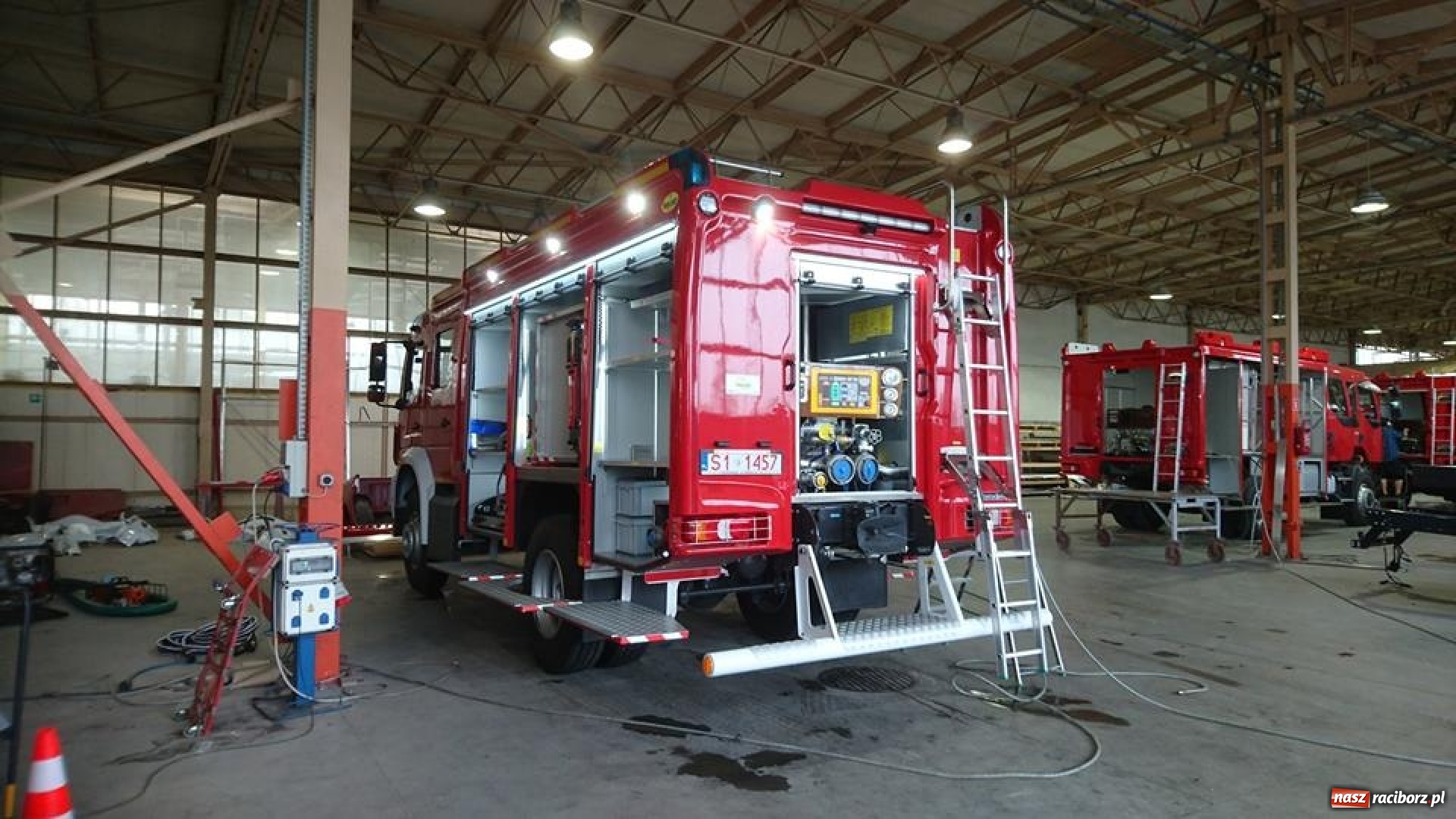 Zdjęcie w galerii na portalu naszraciborz.pl: Druhowie z Kuźni Raciborskiej przesiadają się do nowego mercedesa  wiadomości z regionu