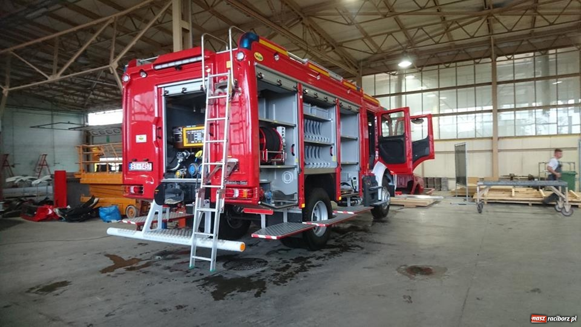 Zdjęcie w galerii na portalu naszraciborz.pl: Druhowie z Kuźni Raciborskiej przesiadają się do nowego mercedesa  wiadomości z regionu