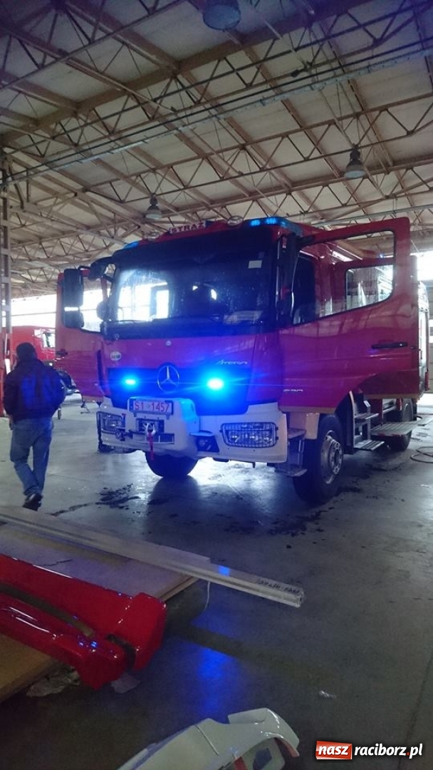 Zdjęcie w galerii na portalu naszraciborz.pl: Druhowie z Kuźni Raciborskiej przesiadają się do nowego mercedesa  wiadomości z regionu