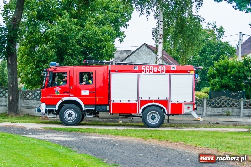 Zdjęcie w galerii na portalu naszraciborz.pl: Mamusie kontra Mamy. Drugi dzień festynu rodzinnego w Tworkowie wiadomości z regionu
