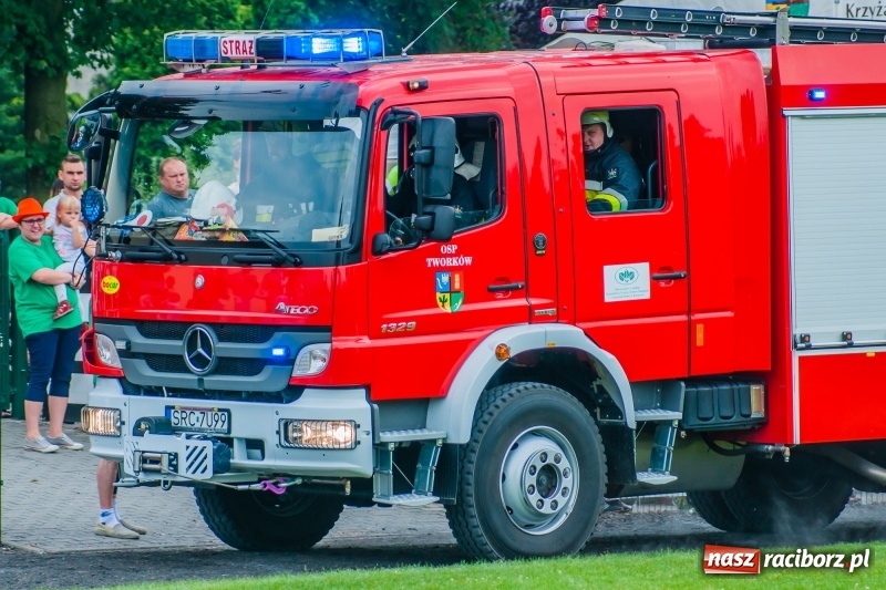 Zdjęcie w galerii na portalu naszraciborz.pl: Mamusie kontra Mamy. Drugi dzień festynu rodzinnego w Tworkowie wiadomości z regionu