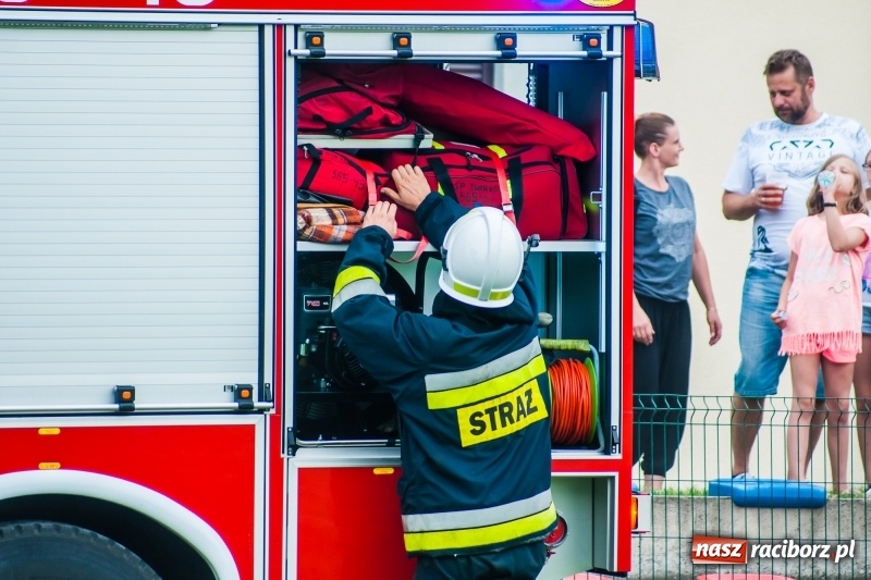 Zdjęcie w galerii na portalu naszraciborz.pl: Mamusie kontra Mamy. Drugi dzień festynu rodzinnego w Tworkowie wiadomości z regionu