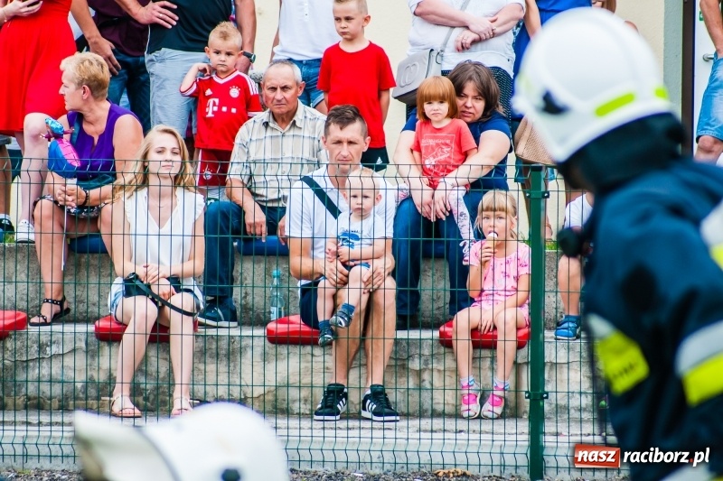 Zdjęcie w galerii na portalu naszraciborz.pl: Mamusie kontra Mamy. Drugi dzień festynu rodzinnego w Tworkowie wiadomości z regionu