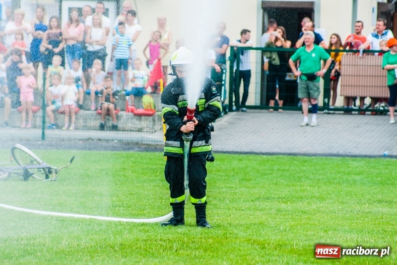 Zdjęcie w galerii na portalu naszraciborz.pl: Mamusie kontra Mamy. Drugi dzień festynu rodzinnego w Tworkowie wiadomości z regionu