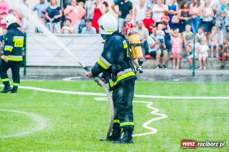 Zdjęcie w galerii na portalu naszraciborz.pl: Mamusie kontra Mamy. Drugi dzień festynu rodzinnego w Tworkowie wiadomości z regionu