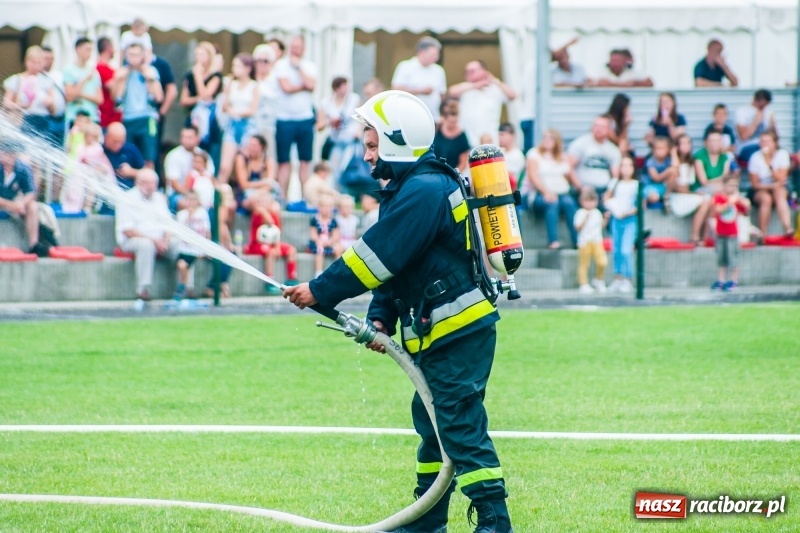 Zdjęcie w galerii na portalu naszraciborz.pl: Mamusie kontra Mamy. Drugi dzień festynu rodzinnego w Tworkowie wiadomości z regionu