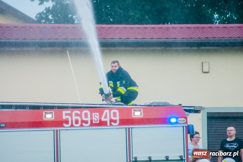 Zdjęcie w galerii na portalu naszraciborz.pl: Mamusie kontra Mamy. Drugi dzień festynu rodzinnego w Tworkowie wiadomości z regionu