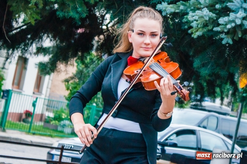 Zdjęcie w galerii na portalu naszraciborz.pl: Kabaret Kałasznikof wywoływał salwy śmiechu w Borucinie wiadomości z regionu