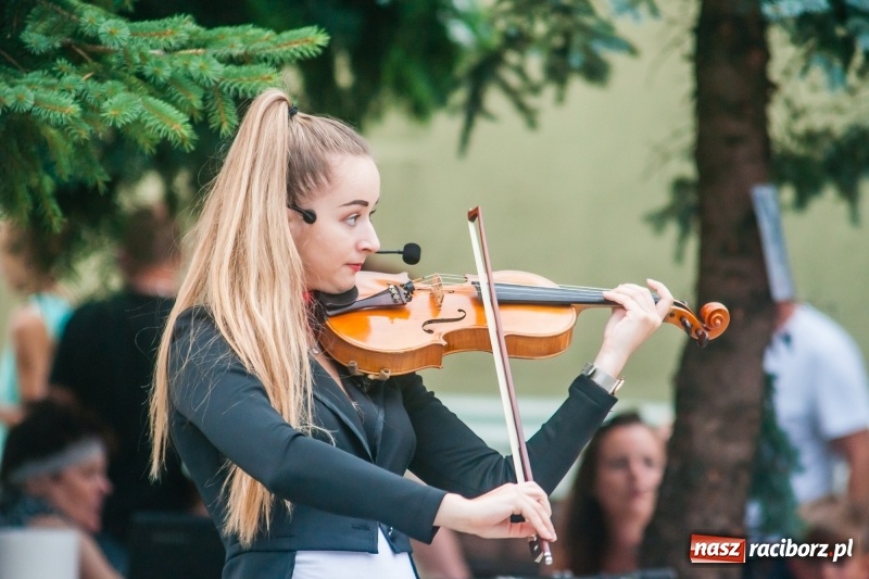 Zdjęcie w galerii na portalu naszraciborz.pl: Kabaret Kałasznikof wywoływał salwy śmiechu w Borucinie wiadomości z regionu