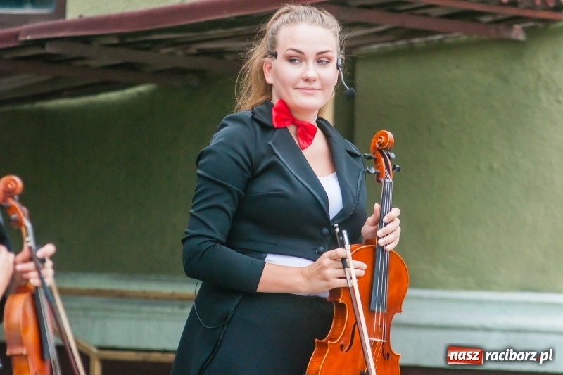 Zdjęcie w galerii na portalu naszraciborz.pl: Kabaret Kałasznikof wywoływał salwy śmiechu w Borucinie wiadomości z regionu