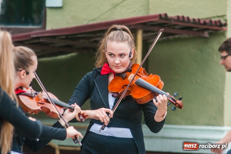 Zdjęcie w galerii na portalu naszraciborz.pl: Kabaret Kałasznikof wywoływał salwy śmiechu w Borucinie wiadomości z regionu