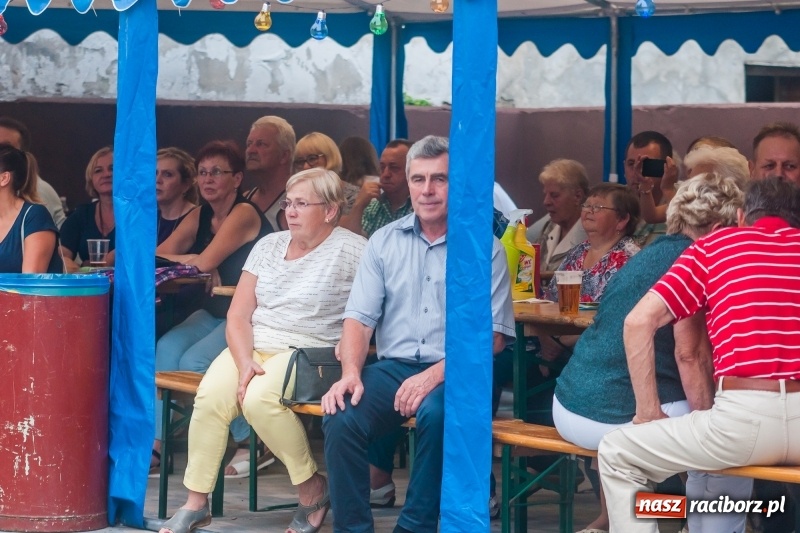 Zdjęcie w galerii na portalu naszraciborz.pl: Kabaret Kałasznikof wywoływał salwy śmiechu w Borucinie wiadomości z regionu