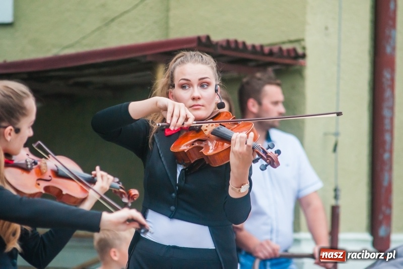Zdjęcie w galerii na portalu naszraciborz.pl: Kabaret Kałasznikof wywoływał salwy śmiechu w Borucinie wiadomości z regionu