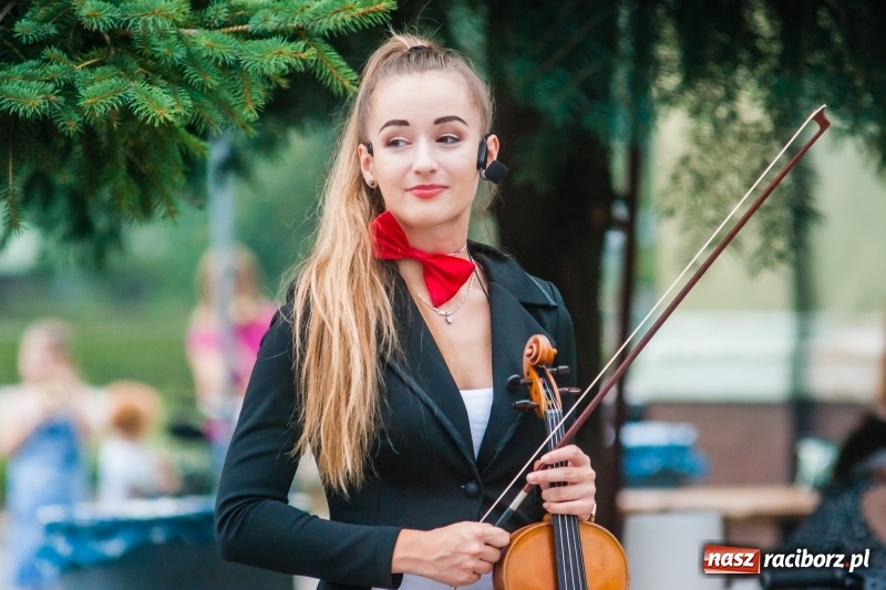 Zdjęcie w galerii na portalu naszraciborz.pl: Kabaret Kałasznikof wywoływał salwy śmiechu w Borucinie wiadomości z regionu