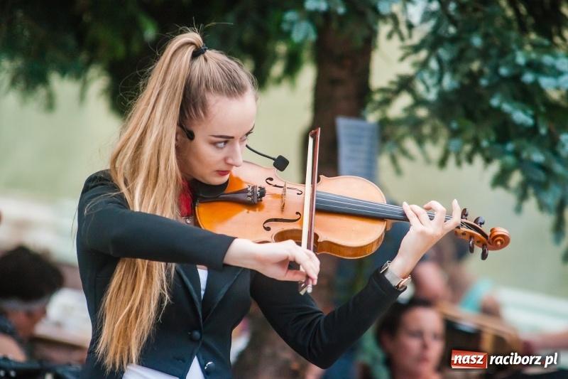 Zdjęcie w galerii na portalu naszraciborz.pl: Kabaret Kałasznikof wywoływał salwy śmiechu w Borucinie wiadomości z regionu