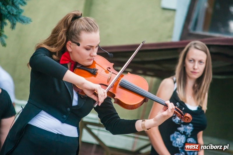 Zdjęcie w galerii na portalu naszraciborz.pl: Kabaret Kałasznikof wywoływał salwy śmiechu w Borucinie wiadomości z regionu
