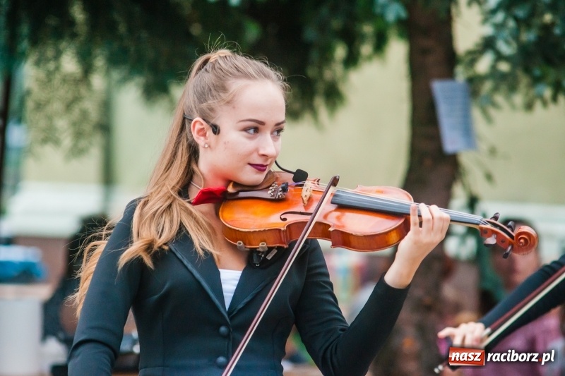 Zdjęcie w galerii na portalu naszraciborz.pl: Kabaret Kałasznikof wywoływał salwy śmiechu w Borucinie wiadomości z regionu
