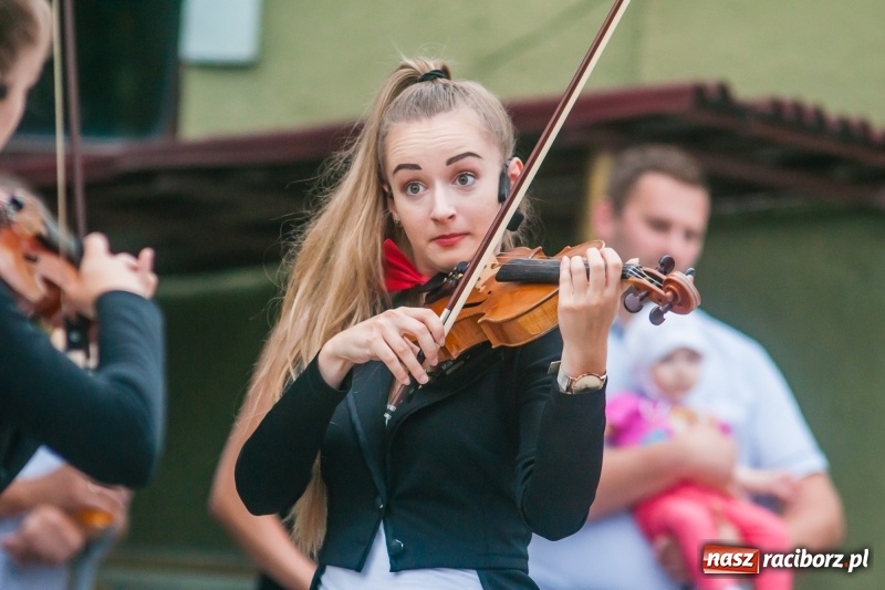 Zdjęcie w galerii na portalu naszraciborz.pl: Kabaret Kałasznikof wywoływał salwy śmiechu w Borucinie wiadomości z regionu