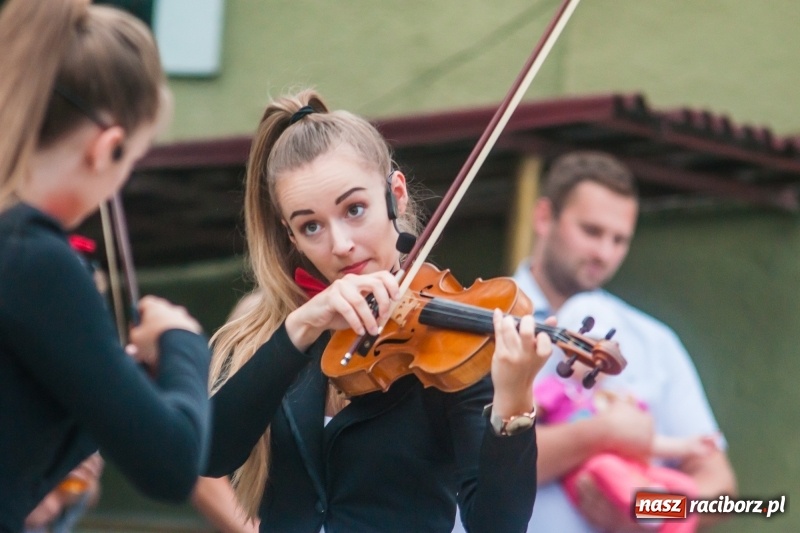 Zdjęcie w galerii na portalu naszraciborz.pl: Kabaret Kałasznikof wywoływał salwy śmiechu w Borucinie wiadomości z regionu