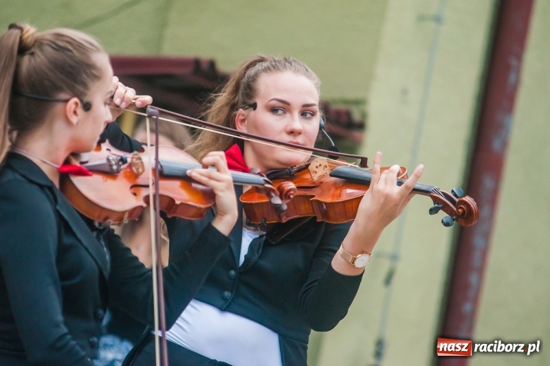 Zdjęcie w galerii na portalu naszraciborz.pl: Kabaret Kałasznikof wywoływał salwy śmiechu w Borucinie wiadomości z regionu