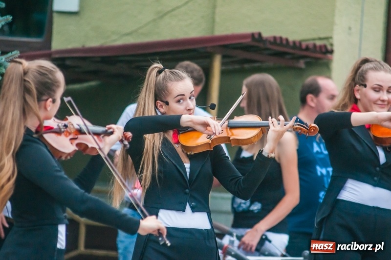 Zdjęcie w galerii na portalu naszraciborz.pl: Kabaret Kałasznikof wywoływał salwy śmiechu w Borucinie wiadomości z regionu