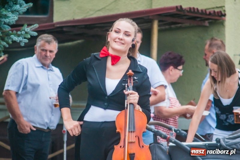 Zdjęcie w galerii na portalu naszraciborz.pl: Kabaret Kałasznikof wywoływał salwy śmiechu w Borucinie wiadomości z regionu