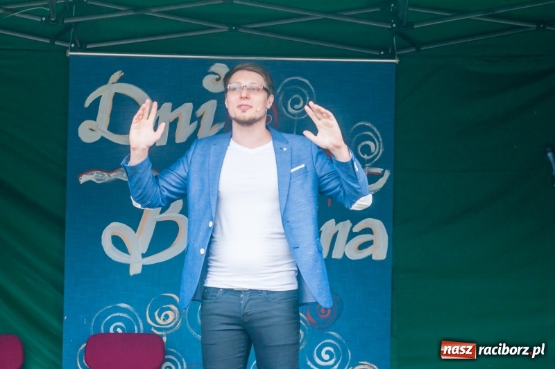 Zdjęcie w galerii na portalu naszraciborz.pl: Kabaret Kałasznikof wywoływał salwy śmiechu w Borucinie wiadomości z regionu