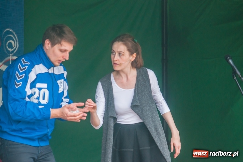 Zdjęcie w galerii na portalu naszraciborz.pl: Kabaret Kałasznikof wywoływał salwy śmiechu w Borucinie wiadomości z regionu