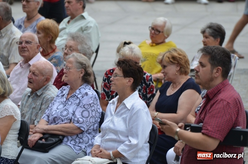 Zdjęcie w galerii na portalu naszraciborz.pl: Od Bacha do Beatlesów. Orkiestra RCK koncertowała w parku Roth wiadomości z regionu