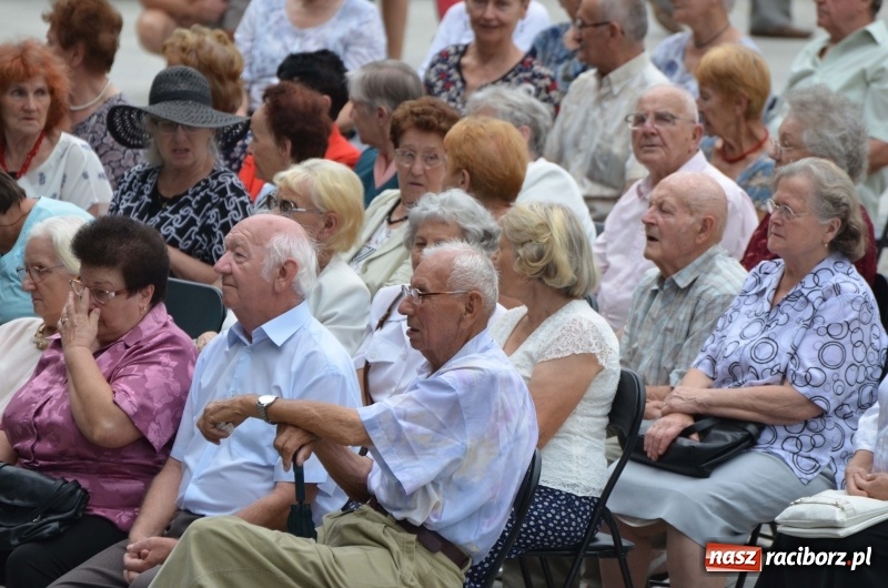 Zdjęcie w galerii na portalu naszraciborz.pl: Od Bacha do Beatlesów. Orkiestra RCK koncertowała w parku Roth wiadomości z regionu