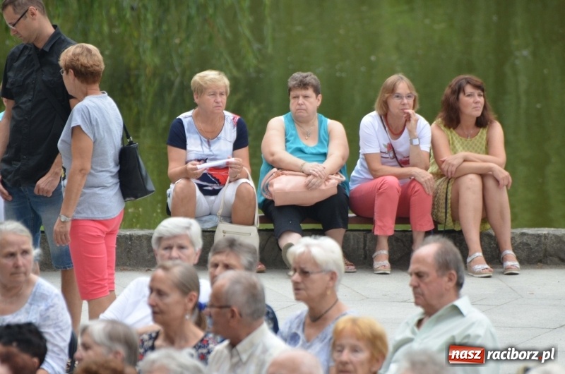 Zdjęcie w galerii na portalu naszraciborz.pl: Od Bacha do Beatlesów. Orkiestra RCK koncertowała w parku Roth wiadomości z regionu