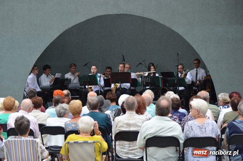Zdjęcie w galerii na portalu naszraciborz.pl: Od Bacha do Beatlesów. Orkiestra RCK koncertowała w parku Roth wiadomości z regionu