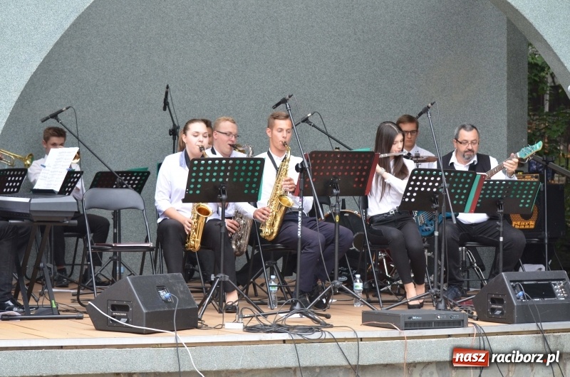 Zdjęcie w galerii na portalu naszraciborz.pl: Od Bacha do Beatlesów. Orkiestra RCK koncertowała w parku Roth wiadomości z regionu