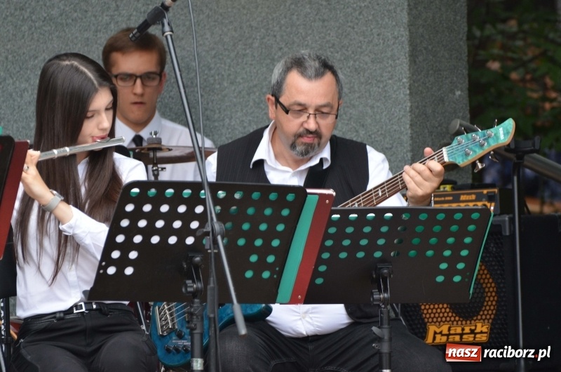 Zdjęcie w galerii na portalu naszraciborz.pl: Od Bacha do Beatlesów. Orkiestra RCK koncertowała w parku Roth wiadomości z regionu