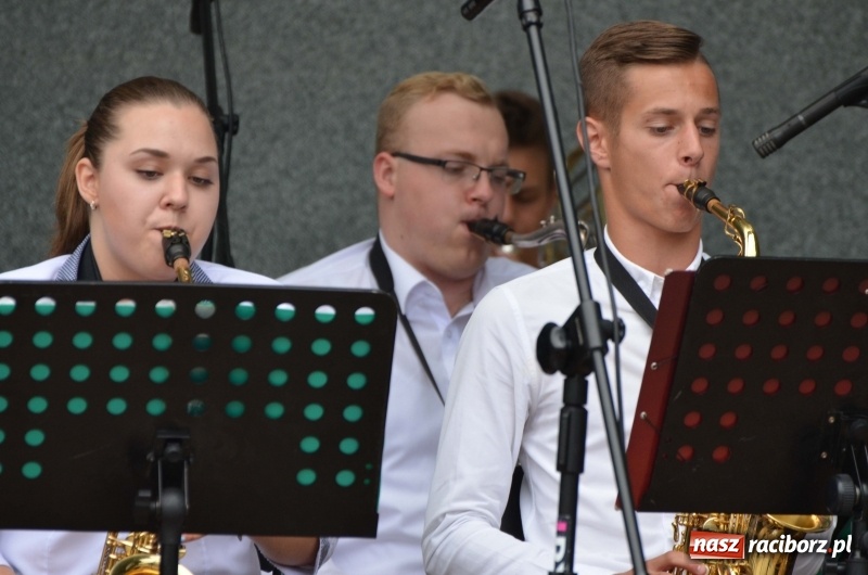Zdjęcie w galerii na portalu naszraciborz.pl: Od Bacha do Beatlesów. Orkiestra RCK koncertowała w parku Roth wiadomości z regionu