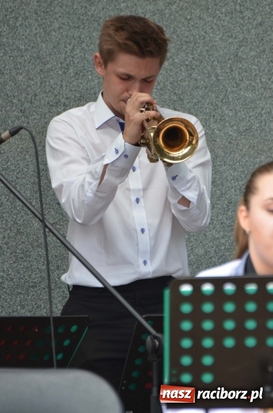 Zdjęcie w galerii na portalu naszraciborz.pl: Od Bacha do Beatlesów. Orkiestra RCK koncertowała w parku Roth wiadomości z regionu