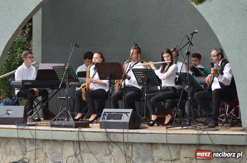 Zdjęcie w galerii na portalu naszraciborz.pl: Od Bacha do Beatlesów. Orkiestra RCK koncertowała w parku Roth wiadomości z regionu