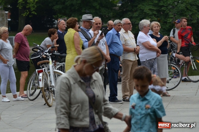 Zdjęcie w galerii na portalu naszraciborz.pl: Od Bacha do Beatlesów. Orkiestra RCK koncertowała w parku Roth wiadomości z regionu