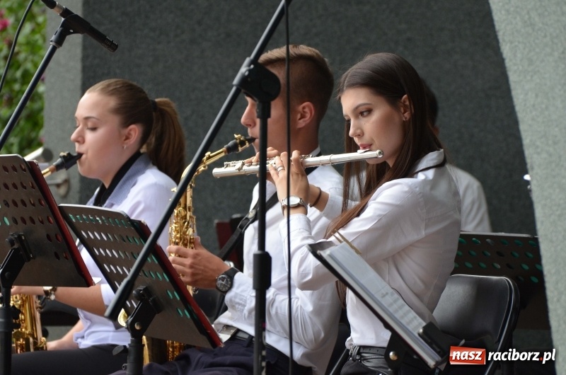Zdjęcie w galerii na portalu naszraciborz.pl: Od Bacha do Beatlesów. Orkiestra RCK koncertowała w parku Roth wiadomości z regionu