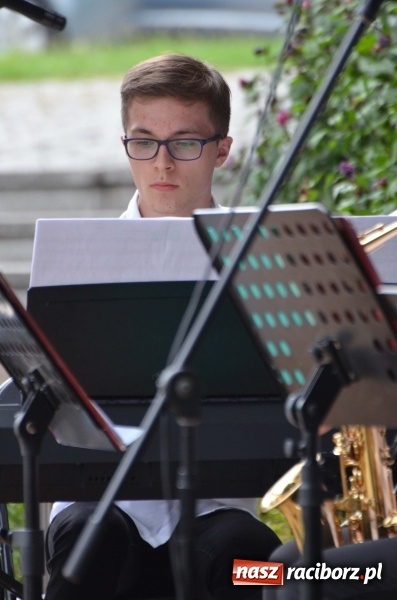 Zdjęcie w galerii na portalu naszraciborz.pl: Od Bacha do Beatlesów. Orkiestra RCK koncertowała w parku Roth wiadomości z regionu
