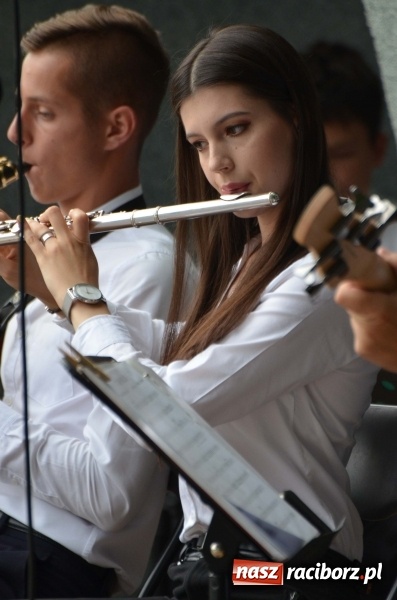Zdjęcie w galerii na portalu naszraciborz.pl: Od Bacha do Beatlesów. Orkiestra RCK koncertowała w parku Roth wiadomości z regionu