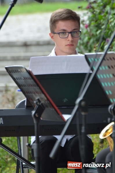 Zdjęcie w galerii na portalu naszraciborz.pl: Od Bacha do Beatlesów. Orkiestra RCK koncertowała w parku Roth wiadomości z regionu