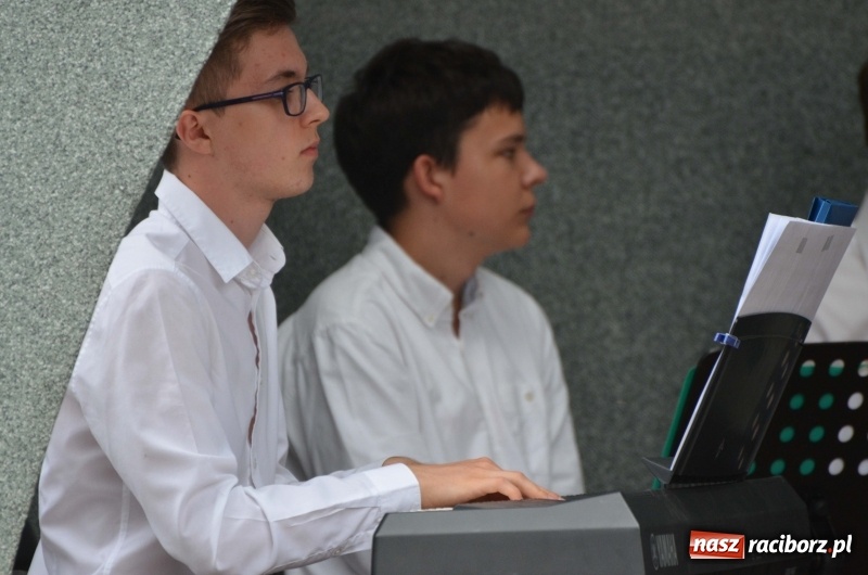 Zdjęcie w galerii na portalu naszraciborz.pl: Od Bacha do Beatlesów. Orkiestra RCK koncertowała w parku Roth wiadomości z regionu