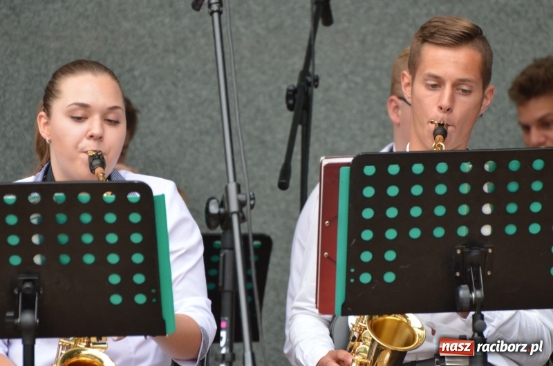 Zdjęcie w galerii na portalu naszraciborz.pl: Od Bacha do Beatlesów. Orkiestra RCK koncertowała w parku Roth wiadomości z regionu